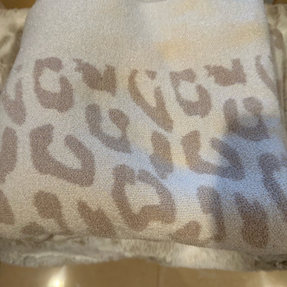 Barefoot Dreams CozyChic in the Wild Throw - Picture 2 of 6